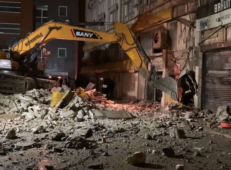 İzmir’de çöken eski İl Emniyet Müdürlüğü binasının enkazı temizleniyor