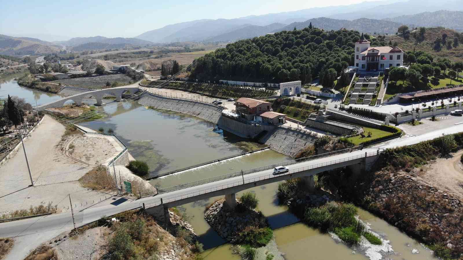 Merhum Başbakan Menderes’in yaptırdığı 67 yıllık köprü hikayesiyle dikkat çekiyor