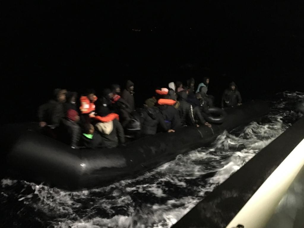 Yunanistan’ın ölüme ittiği 64 düzensiz göçmen kurtarıldı