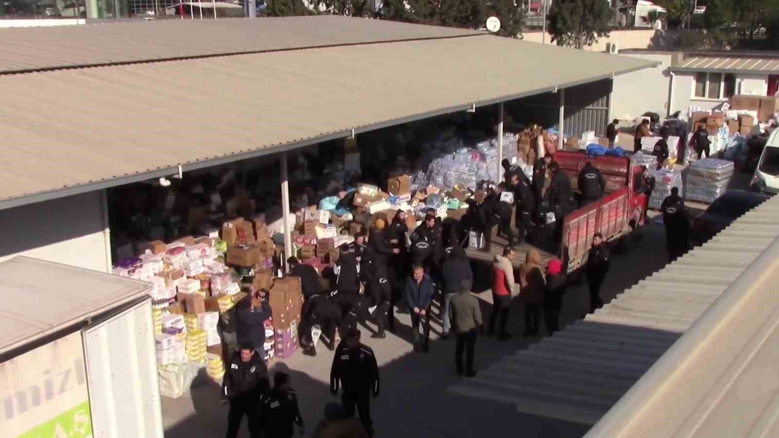 Gönüllü 225 polis İzmir’den deprem bölgesine gitti