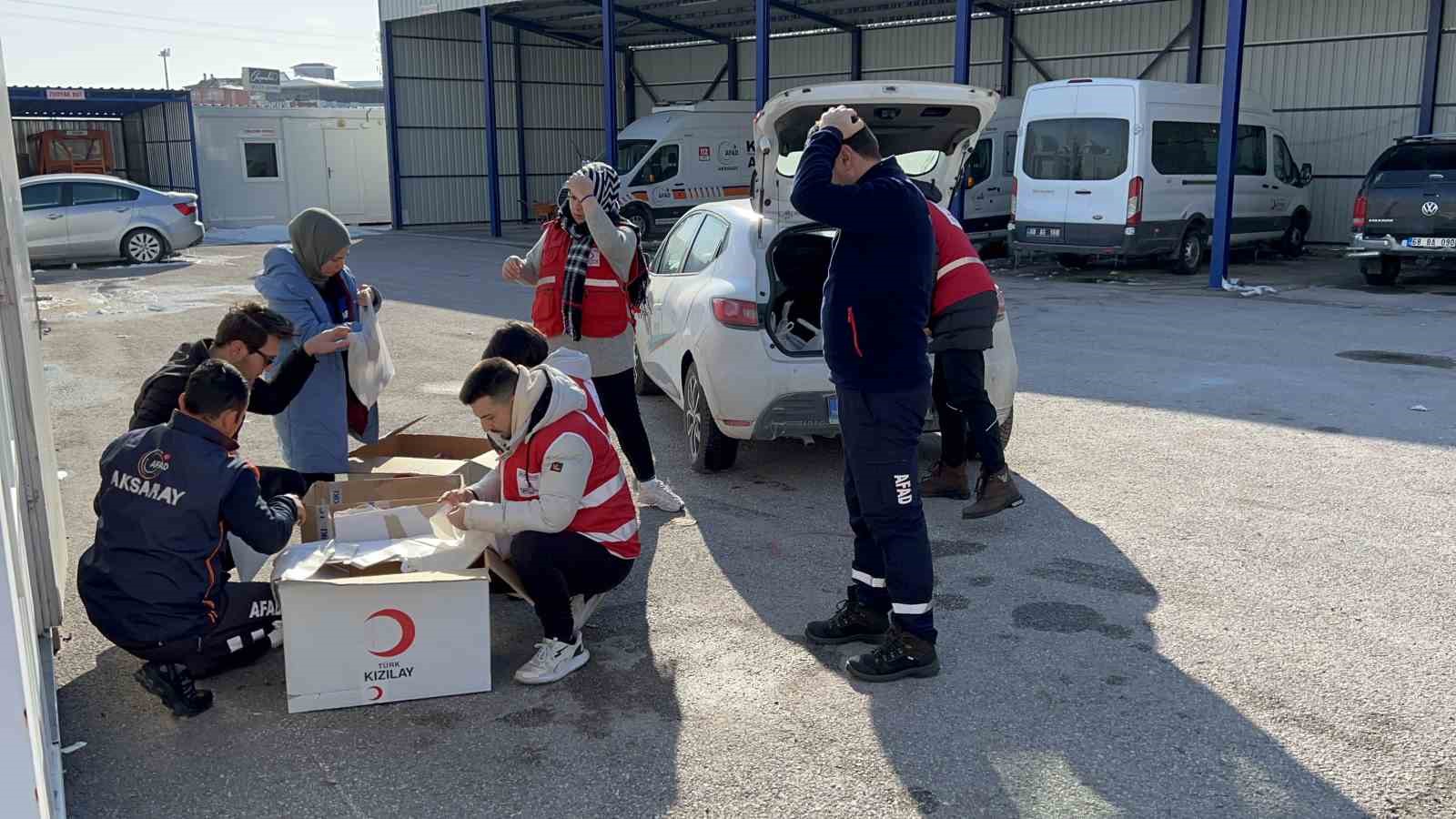 Aksaray’da AFAD ve Kızılay’dan depremzedelere kumanya desteği