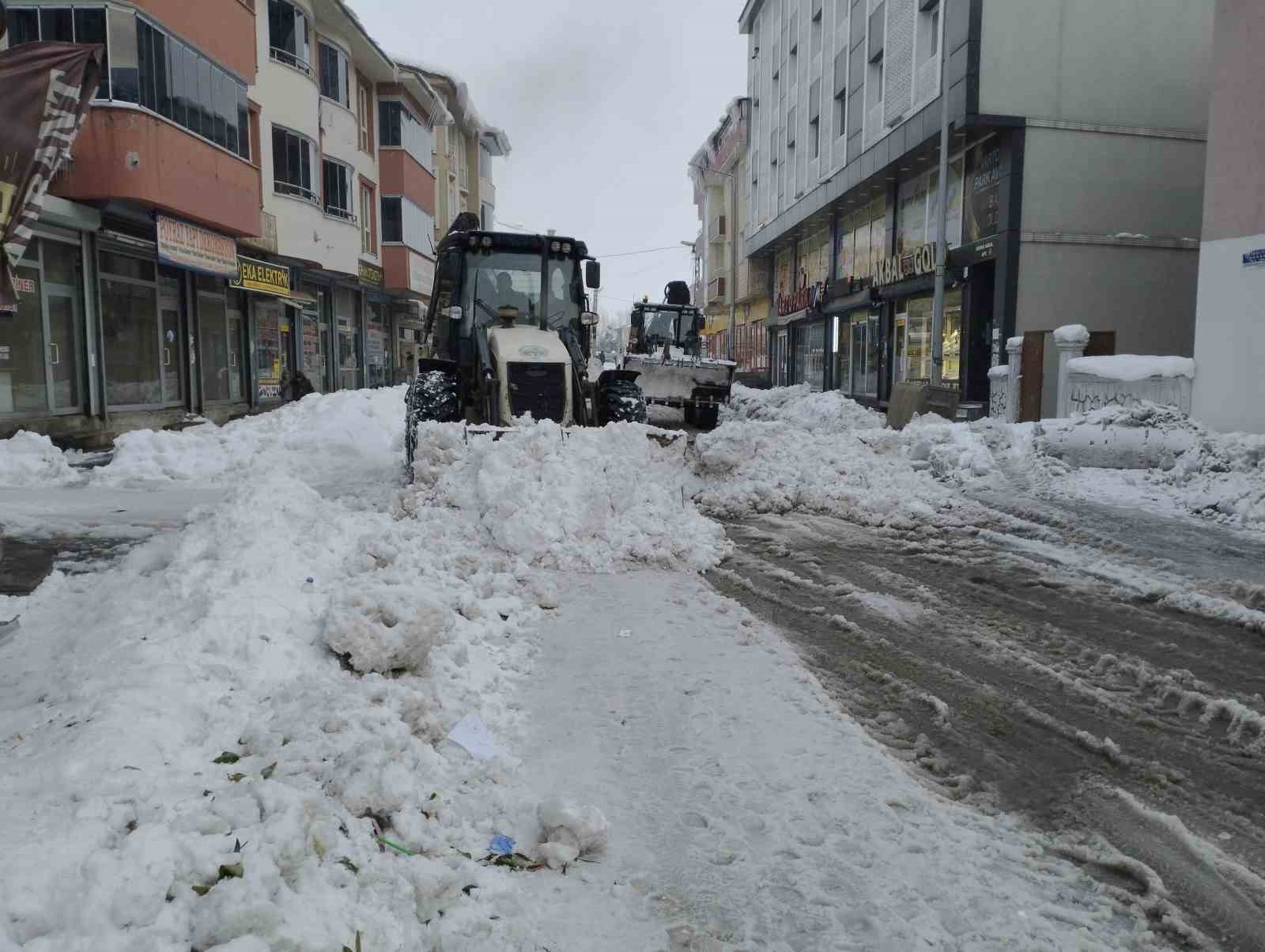 Varto’da karla mücadele çalışması