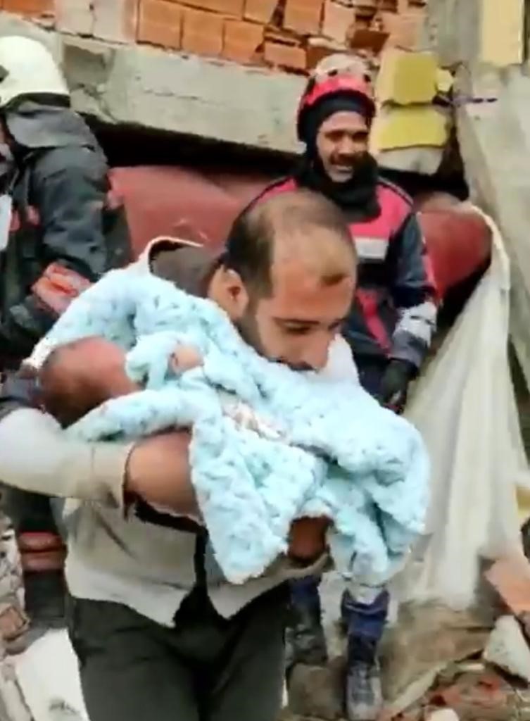 30 günlük depremzede bebek böyle kurtarıldı