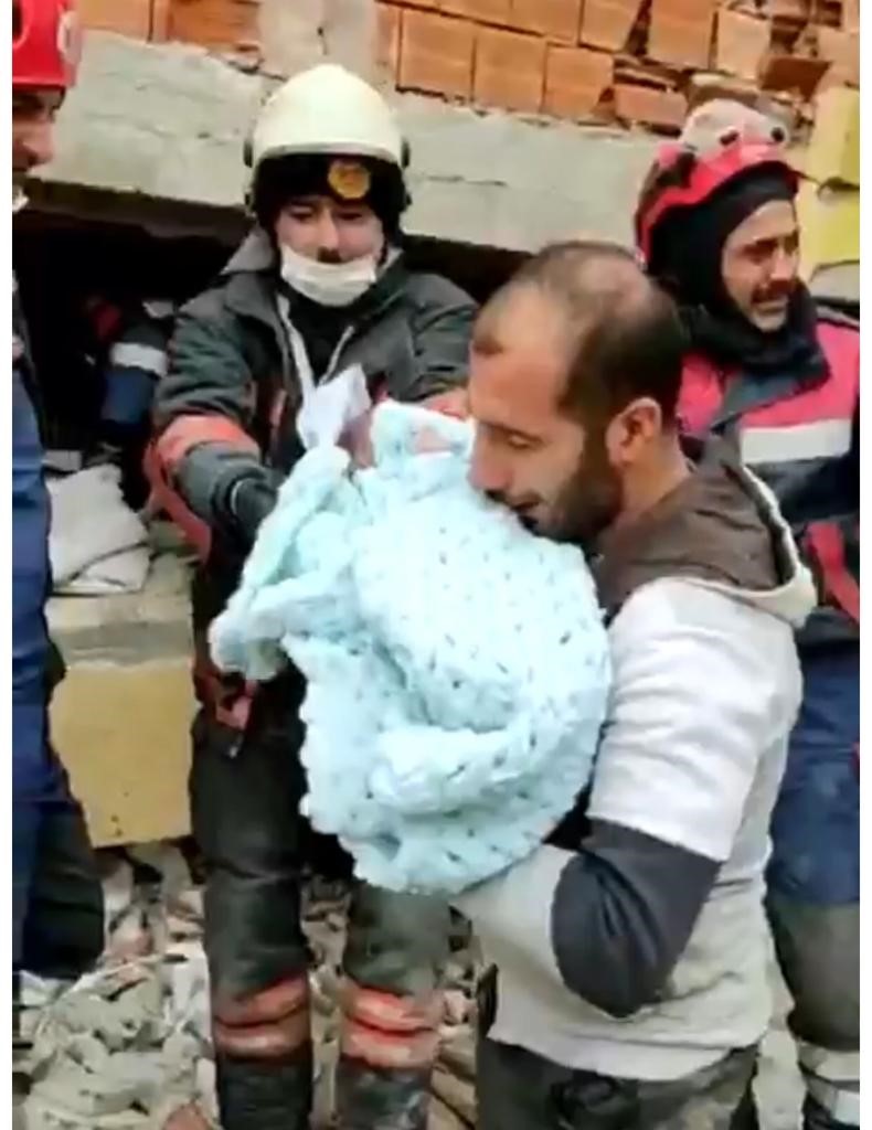 30 günlük depremzede bebek böyle kurtarıldı