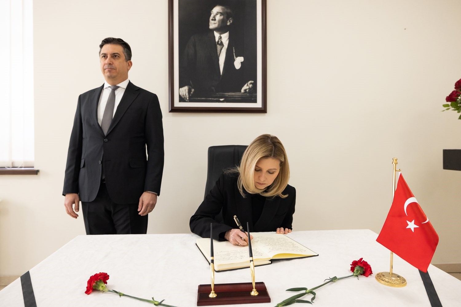 Ukrayna First Lady’si Zelenska, Kiev Büyükelçiliğinde taziye defterini imzaladı