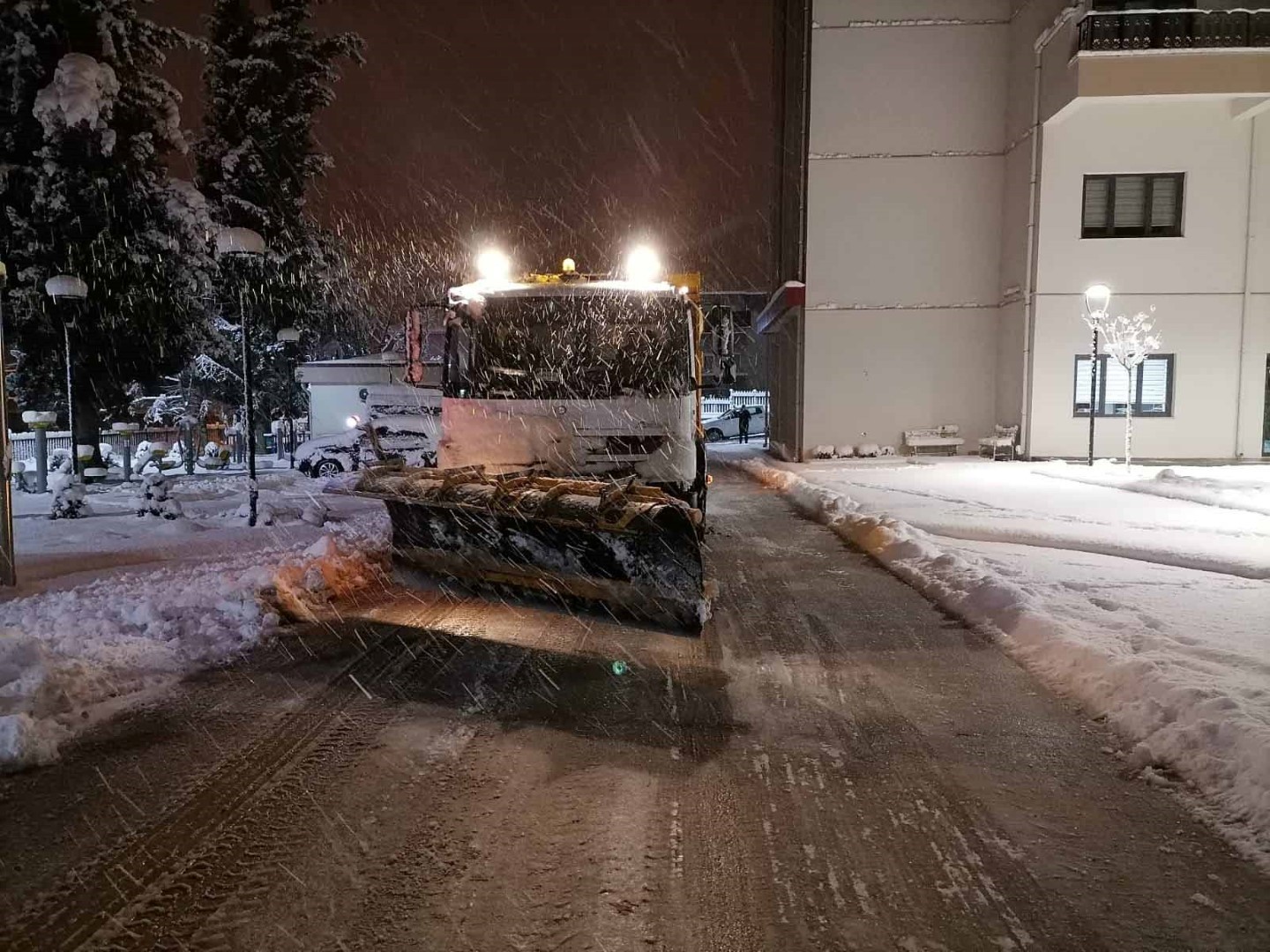 Karla mücadele ekipleri 275 araç ve 730 personelle kar mesaisinde