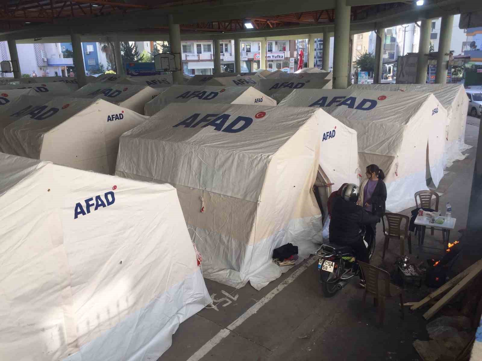Adana’da depremzedeler çadırlarda barınıyor