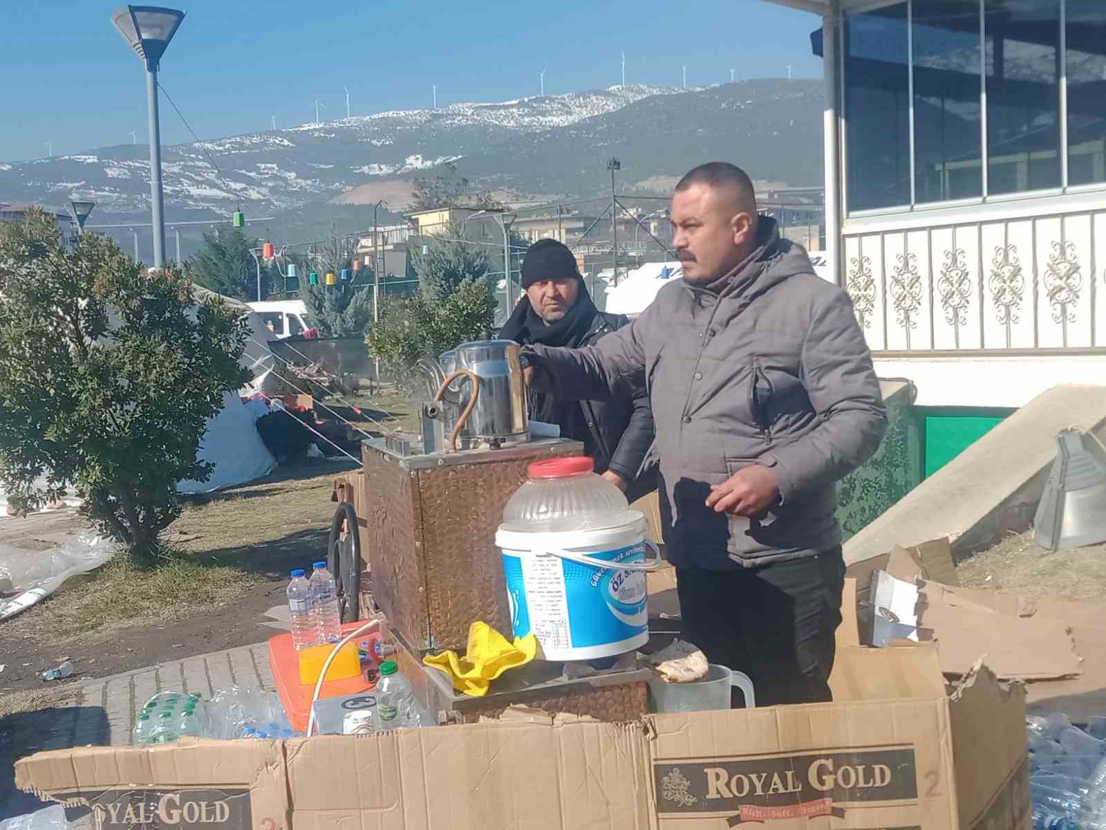 Çaycı kendi imkanları ile gittiği Gaziantep’te depremzedelerin içini ısıtıyor