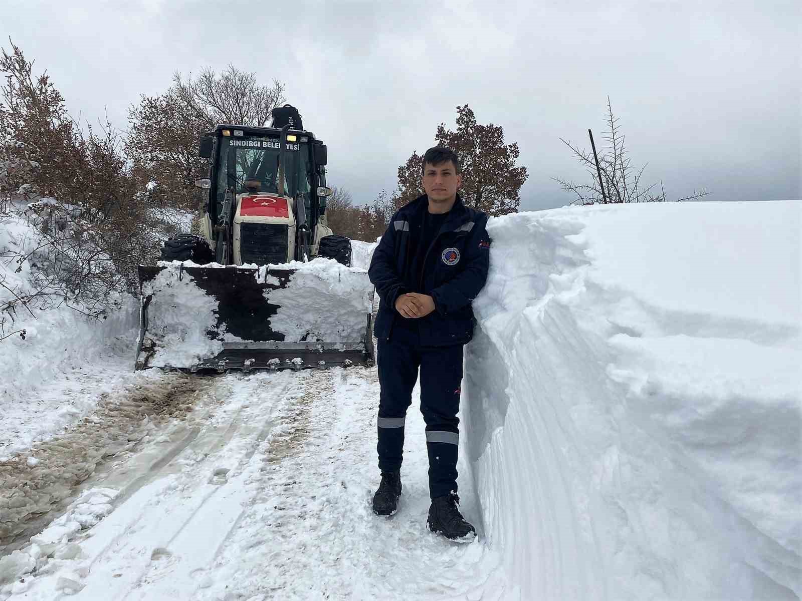 Sındırgı’da kar yağışı ile mücadele sürüyor