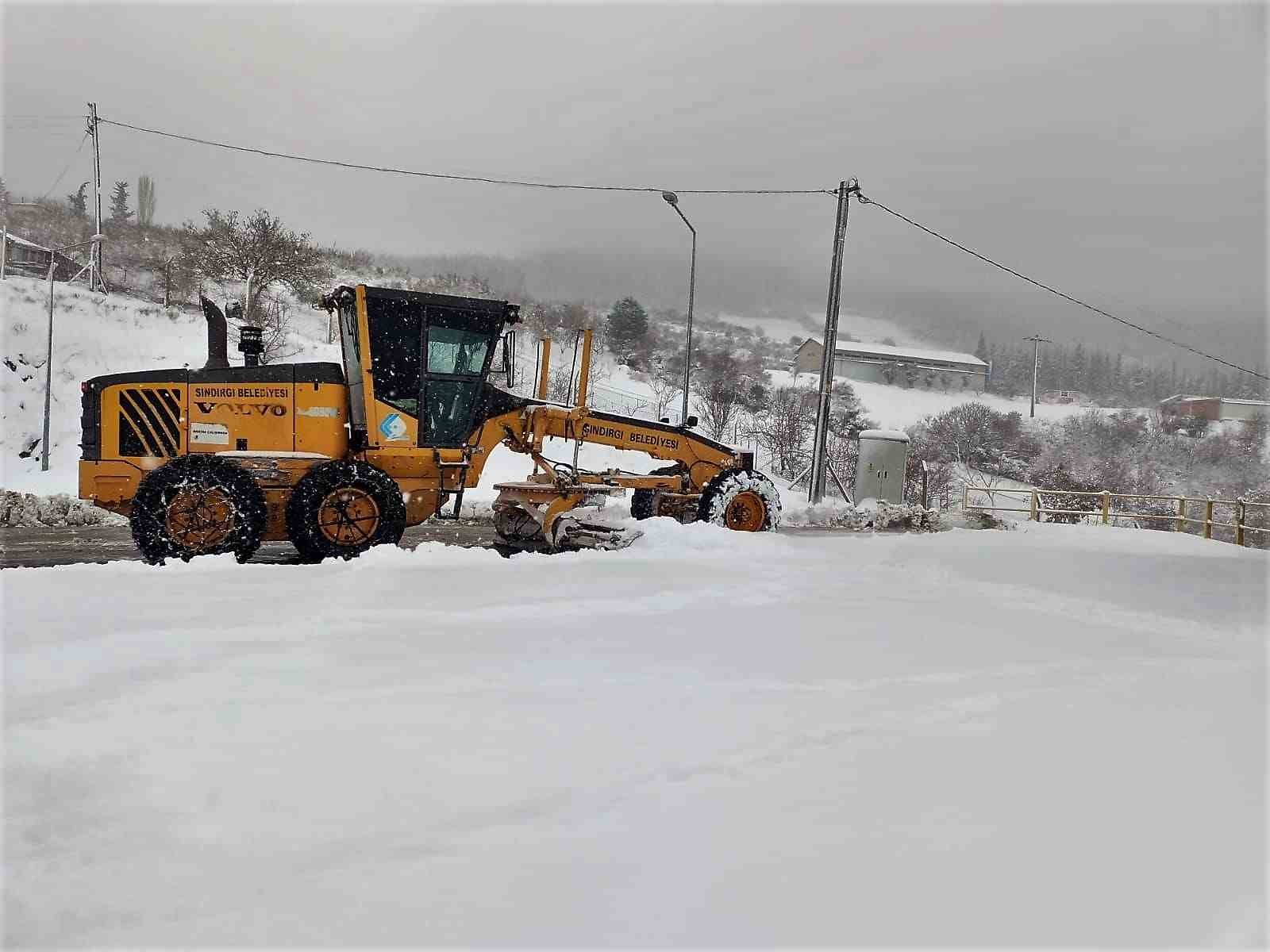 Sındırgı’da kar yağışı ile mücadele sürüyor