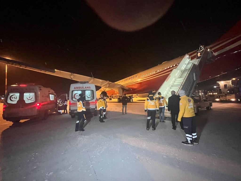 Adana’dan 60 yaralı Cumhurbaşkanlığı uçağı ile Ankara’ya getirildi