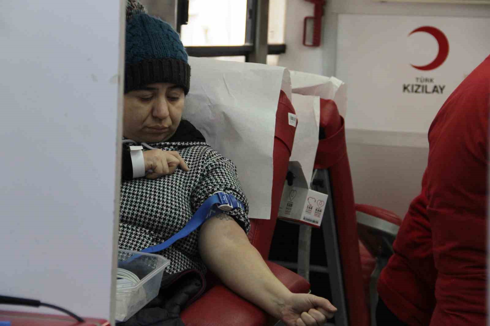 İzmir’de deprem bölgesi için kan bağışı seferberliği