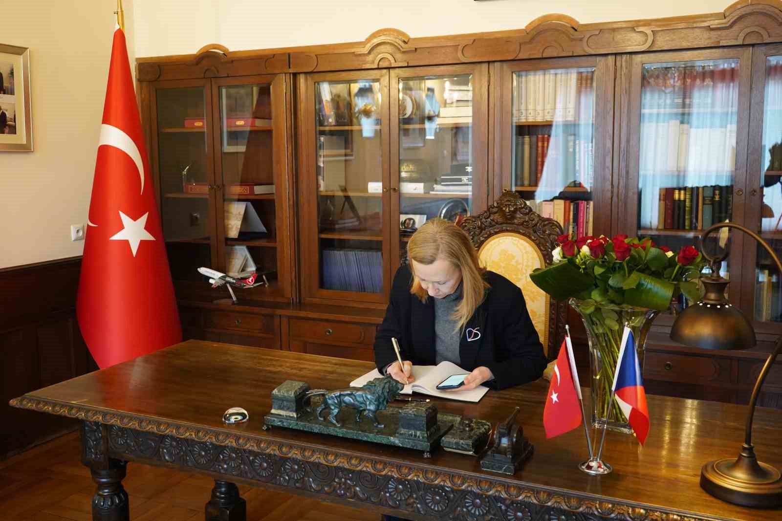 Türkiye’nin Prag Büyükelçiliği’nde taziye defteri açıldı