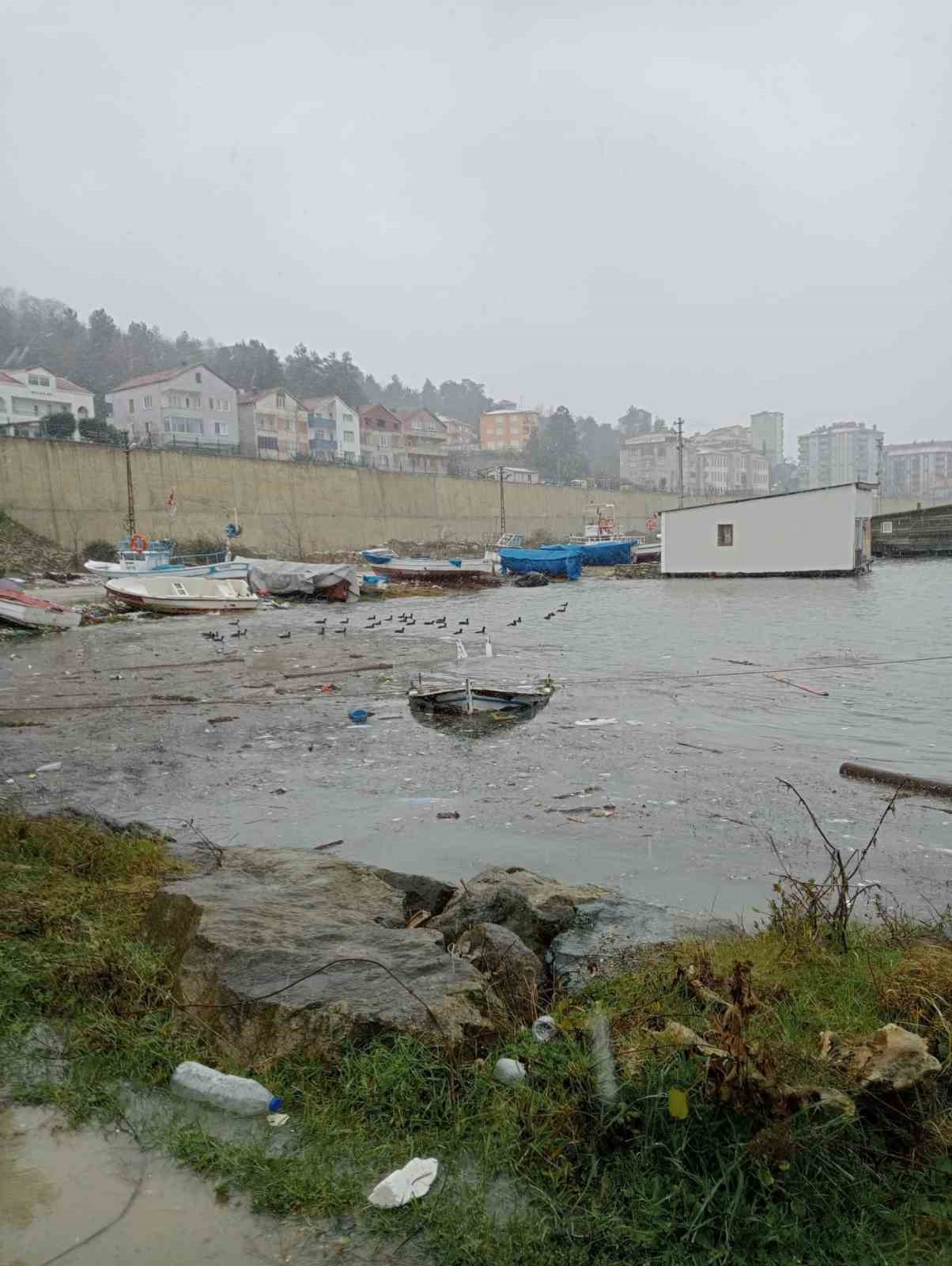 Türkeli’de şiddetli fırtına: 1 kayık battı