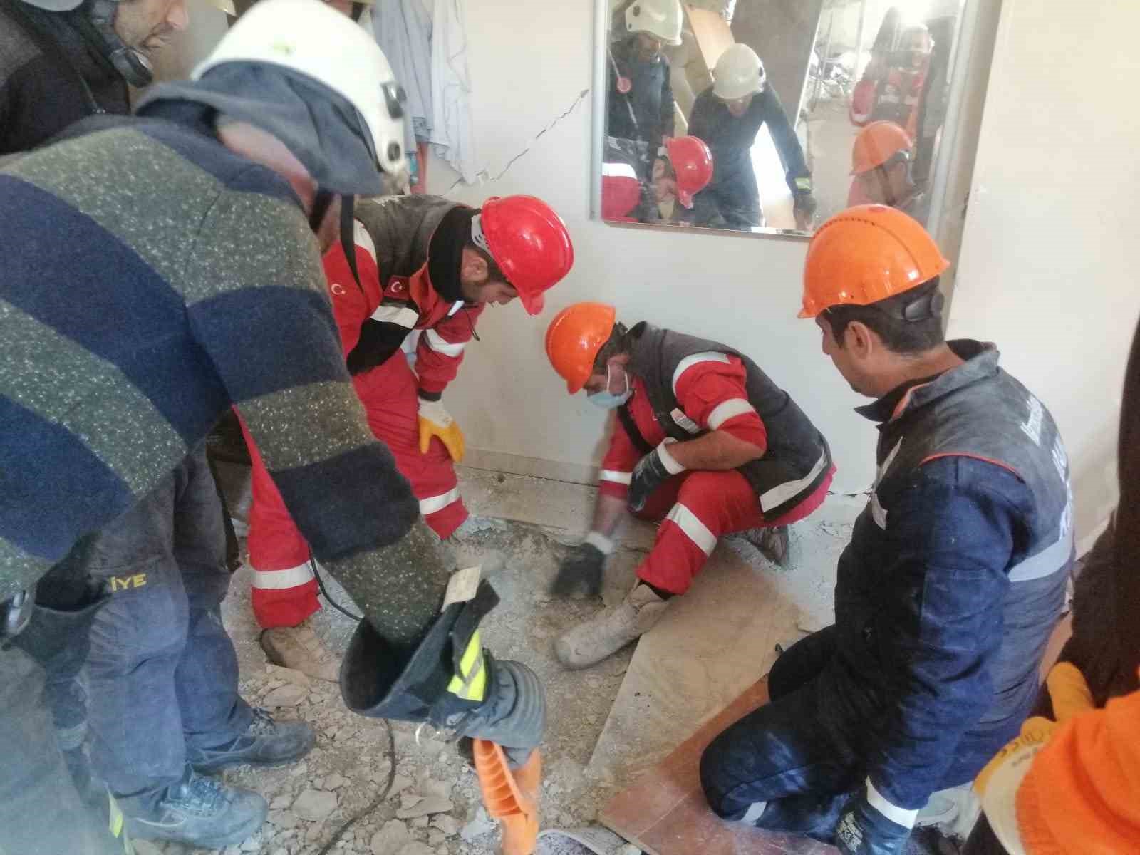 Marmaris Belediyesi ekipleri baba ve 3 kızını sağ olarak kurtardı