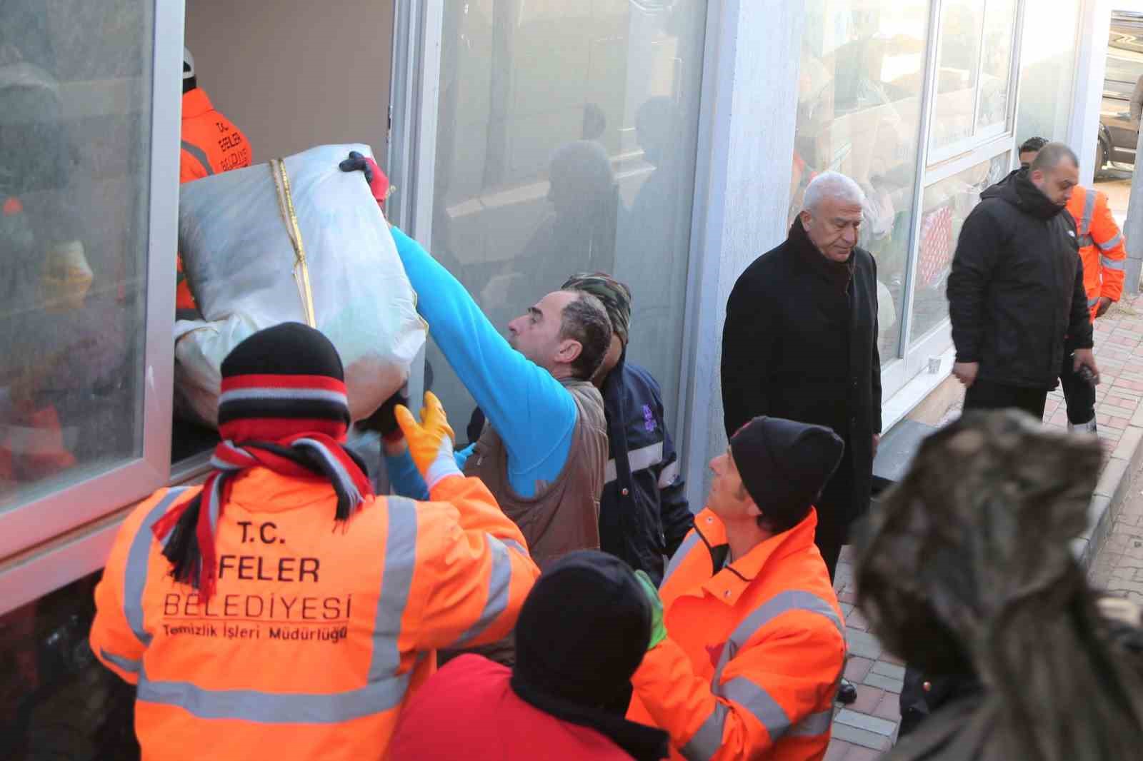 Efeler Belediyesi’nin yardım tırı depremzedeler için yola çıktı