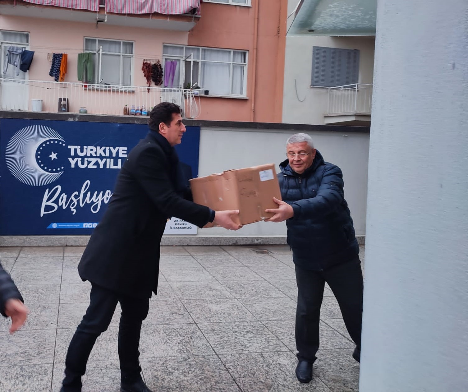 AK Parti Denizli, depremzedeler için seferber oldu