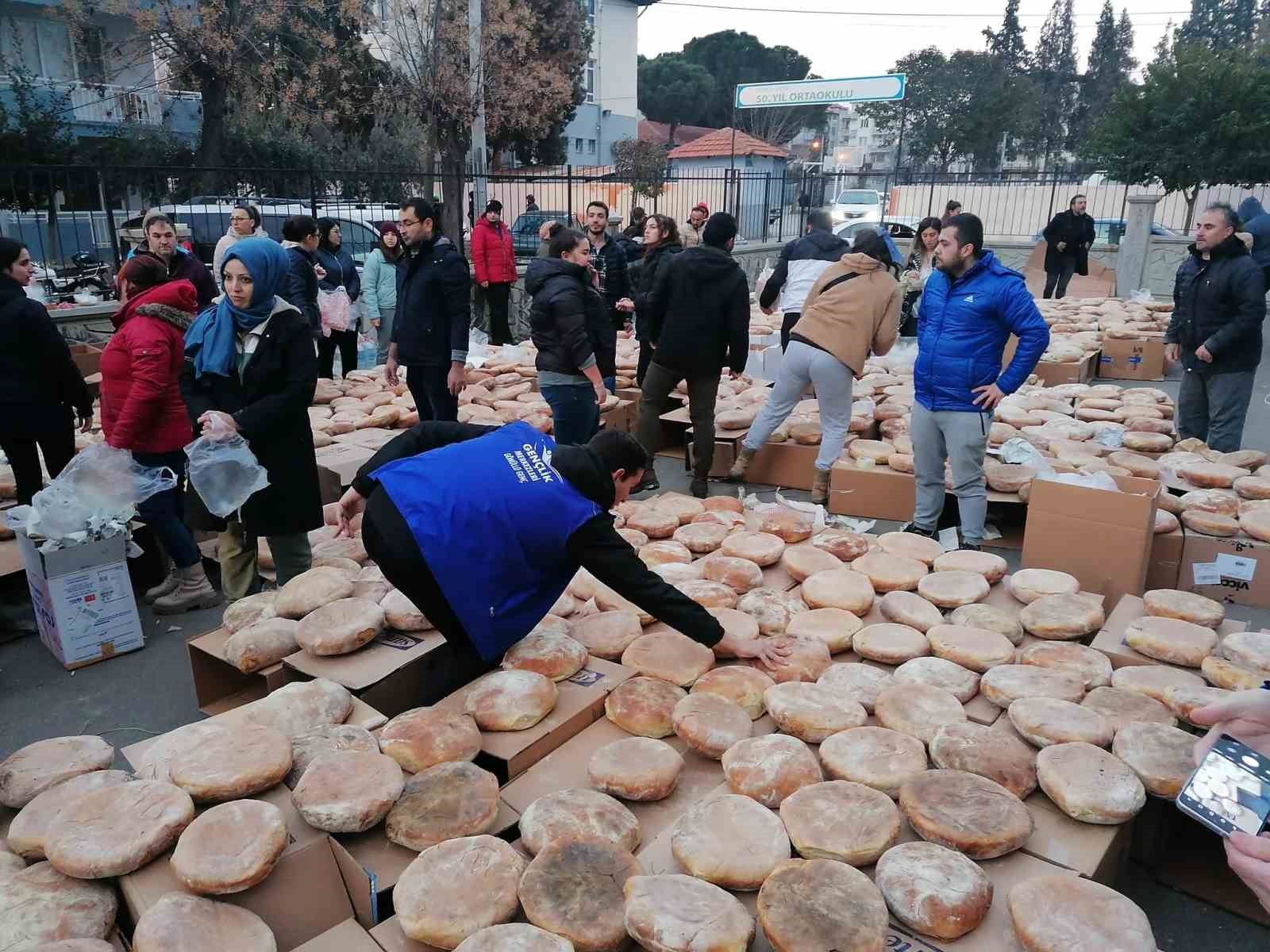 Salihli’den deprem bölgesine on binlerce ekmek gönderildi