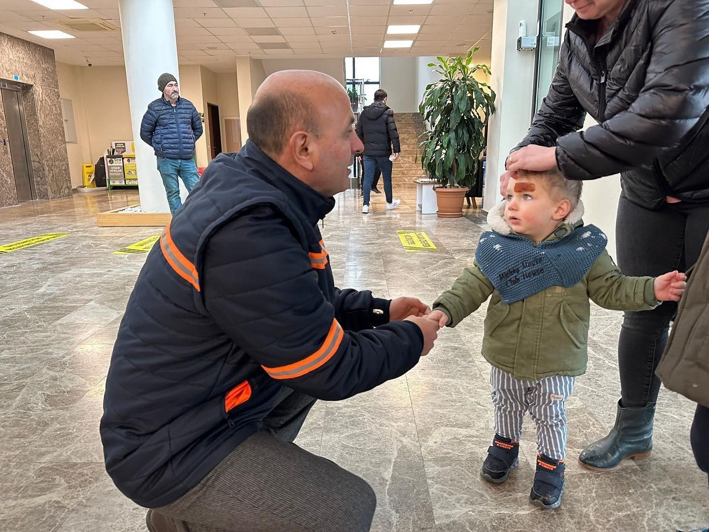 Altınova’dan deprem bölgesine yardımlar sürüyor