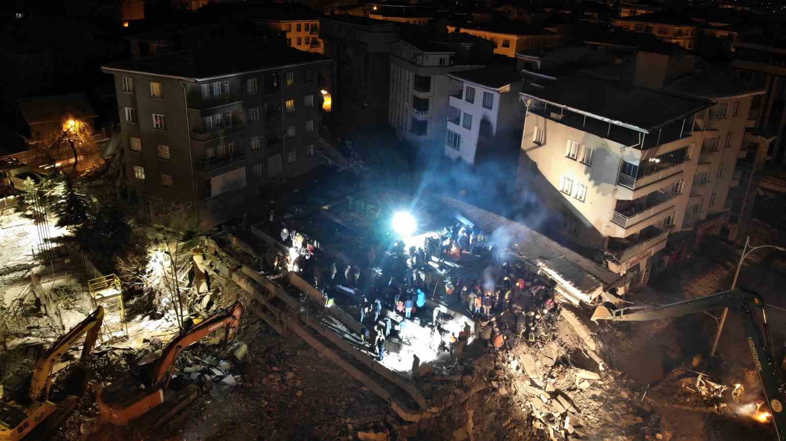 Malatya’da ekiplerin gece çalışması havadan görüntülendi