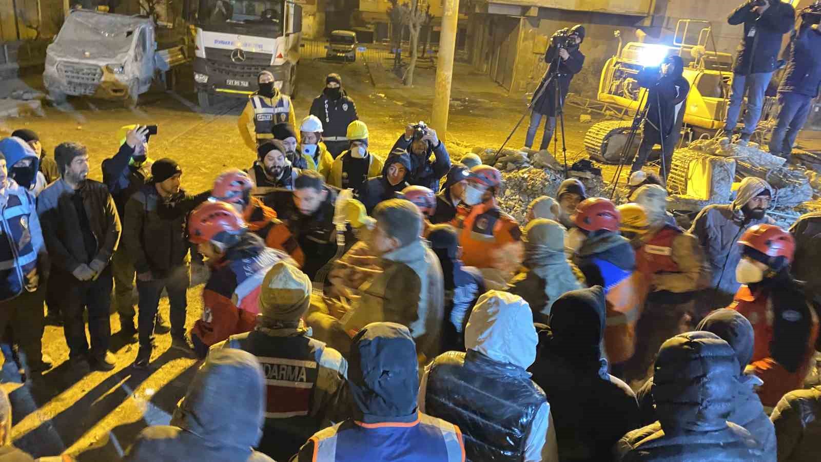 Diyarbakır’da 72 saat sonra bir kadın canlı olarak enkaz altından çıkartıldı