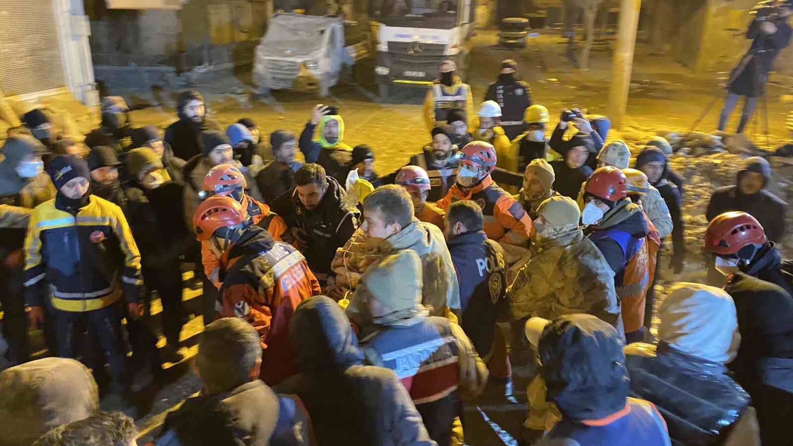 Diyarbakır’da 72 saat sonra bir kadın canlı olarak enkaz altından çıkartıldı