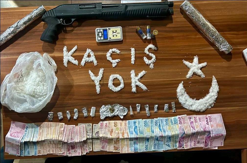 İzmir polisi uyuşturucu tacirlerini ’ŞUT’ladı