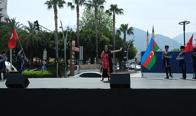 23 Nisan Ulusal Egemenlik ve Çocuk Bayramı kutlamaları kapsamında Azerbaycan Dans Toplulukları Kemer'de gösteri yaptı