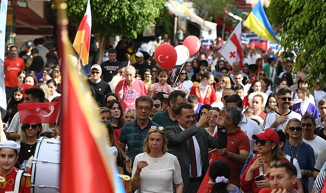 Dünya çocukları 23 Nisan'ı Yenişehir sokaklarında kutladı