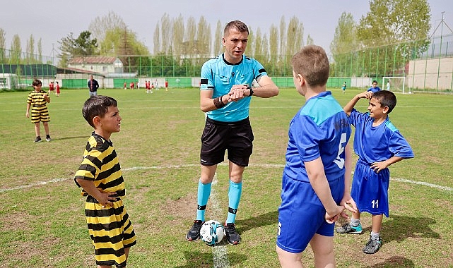 Sivas Belediyesi tarafından her yıl geleneksel olarak düzenlenen İlkokullar Arası Futbol Turnuvası başladı