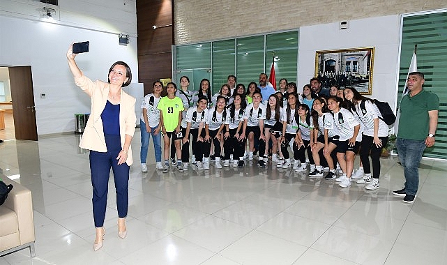 Başkan Kınay Orbit Karabağlarspor Kız Futbol Takımı'yla buluştu: Şampiyonluk bekliyoruz