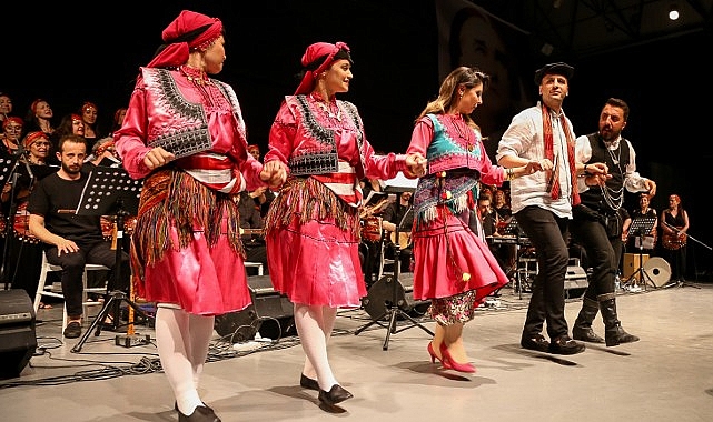 Bornova'da Halk Dansları Festivali