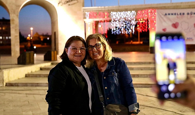 Didim Belediyesi Anneler Günü dolayısıyla Cumhuriyet Kent Meydanı'nda sinema etkinliği düzenledi