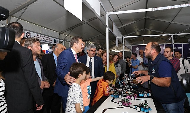 Hisarcıklıoğlu'dan Bilişim Fuarı'na tam not