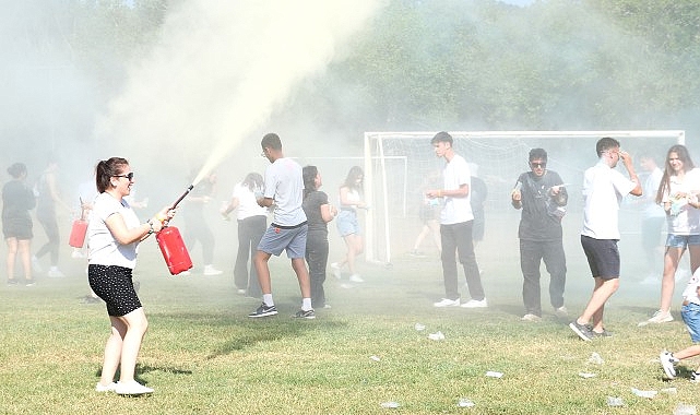 Öğrenciler Renk Festivali'nde stres attı