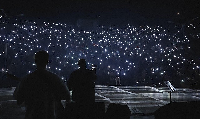 Sevilen müzik grubu Gece Yolcuları Dokuz Eylül Üniversitesi (DEÜ) Amfi Tiyatro'da üniversiteli hayranlarına unutulmaz bir gece yaşattı
