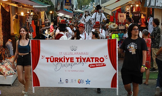 İzmir Büyükşehir Belediyesi ve Efes Selçuk Belediyesi desteği ile düzenlenen 17. Uluslararası Türkiye Tiyatro Buluşması Efes Selçuk'ta başladı