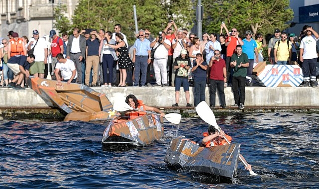 Karton tekneler İzmir Körfezi'nde kıyasıya yarıştı