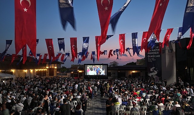 Üsküdar Belediyesi ev sahipliğinde açık alanlarda yapılan geleneksel sinema günlerinin ilki “Neşeli Günler" film gösterimiyle başladı