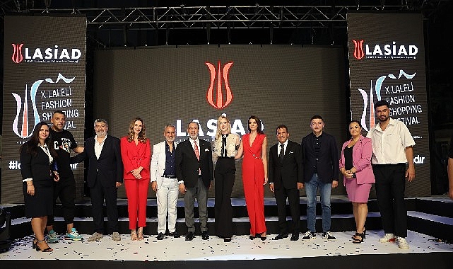 LASİAD'ın Laleli'deki defilesi hayran bıraktı